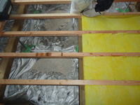 床下が湿気に湿気止めシートを敷き床下調湿材を入れました。